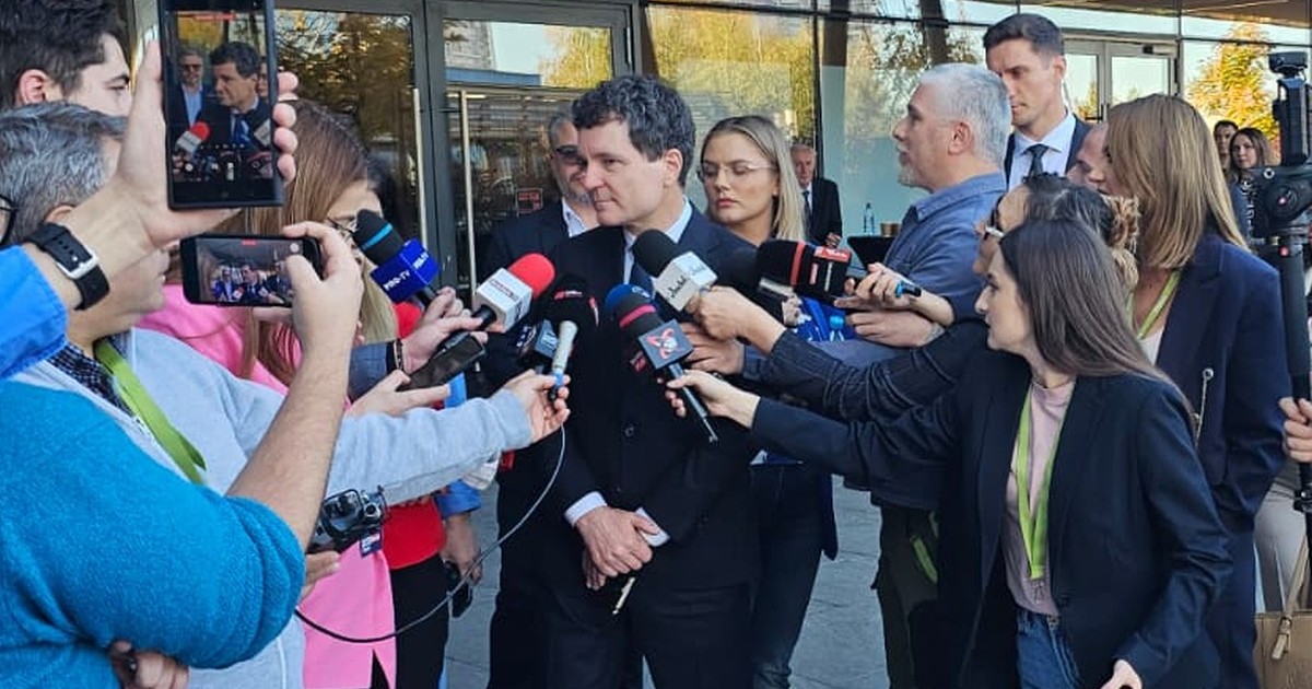 Nicușor Dan, înconjurat de jurnaliști după ce a fost la depunerea candidaturii lui Drulă pentru PMB. Foto: Cristian Otopeanu / Libertatea