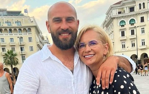 Paula Chirilă a fost cerută în căsătorie, după ce a divorțat de tatăl fiicei sale. Imagini cu inelul de logodnă