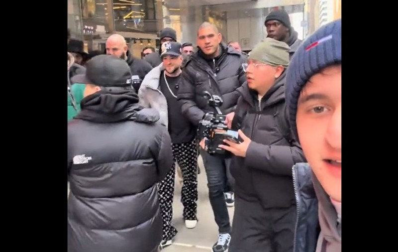Român „lovit” de noroc pe stradă în SUA. Ce a primit după ce a ridicat mâna la un campion din UFC: „Avea datorie la tine”