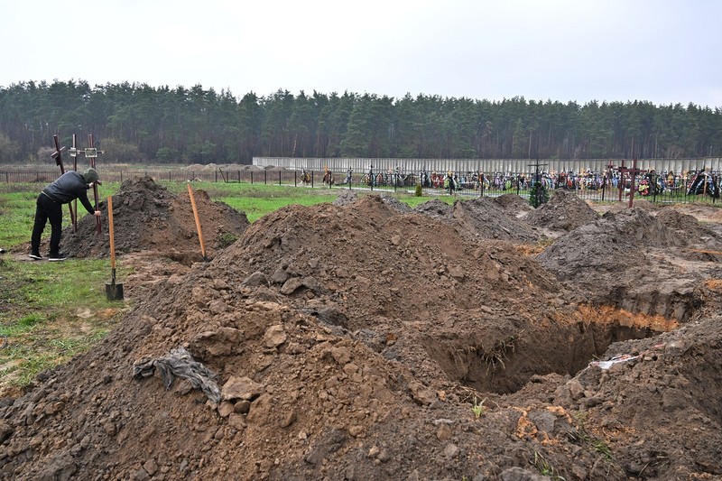 Sute de oameni au fost scoși din gropile comune în îngropați în cimitirul din Bucha. Foto: Profimedia Images