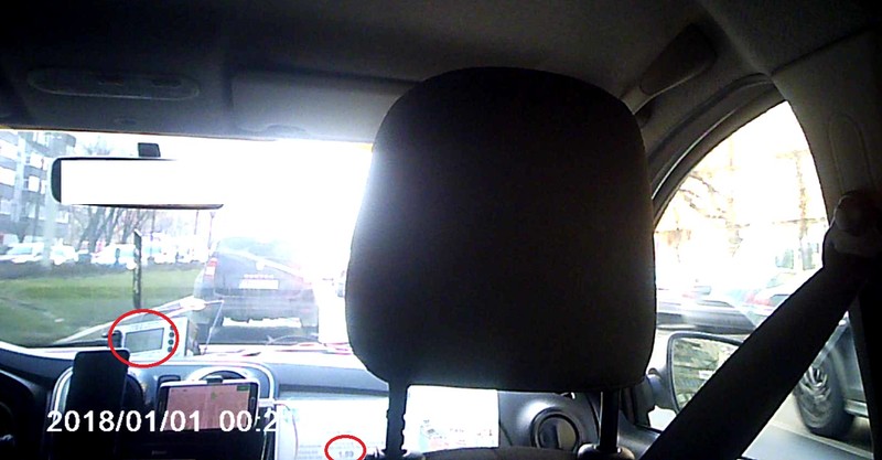 Captură din drumul dus: ceasul nu merge, prețul afișat în bord e 1,99 de lei/km, la fel precum cel de întoarcere. Și dacă ar fi fost 9 kilometri, cursa n-avea cum să depășească 25 de lei