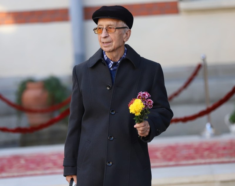 Mii de oameni stau la coadă în București pentru a se ruga la moaștele Sfântului Nectarie, protectorul bolnavilor de cancer