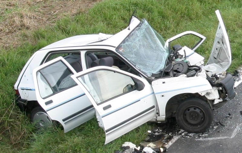 Un şofer de 83 de ani a cazut cu maşina în prăpastie şi nu a păţit nimic