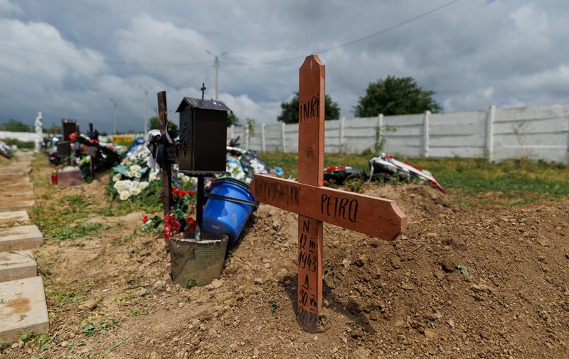 „Nu s-au gândit că oamenii mai și mor”. Ce nu au prevăzut autoritățile pentru refugiați? Povestea ucraineanului Petro, îngropat din chetă într-un cimitir comunal din România