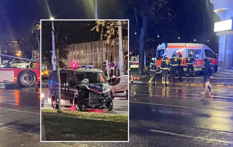 O dubă a poliției a intrat în plin într-o ambulanță, într-o intersecție din Viena. Ambele aveau semnalele luminoase pornite