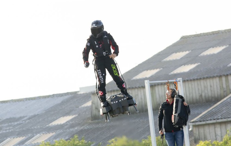 Franky Zapata, „omul zburător”, a traversat Canalul Mânecii pe flyboard / VIDEO