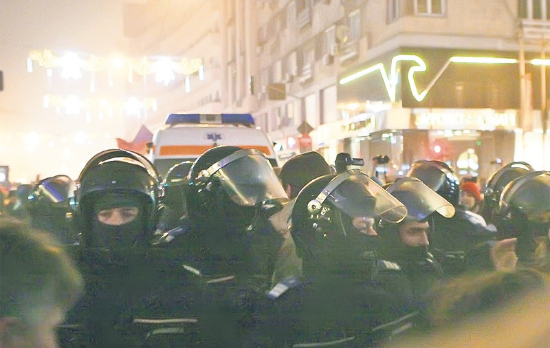 Protestatarii susţin că au fost bătuți cu bestialitate de forţele de ordine: "Mi-au rupt degetele"