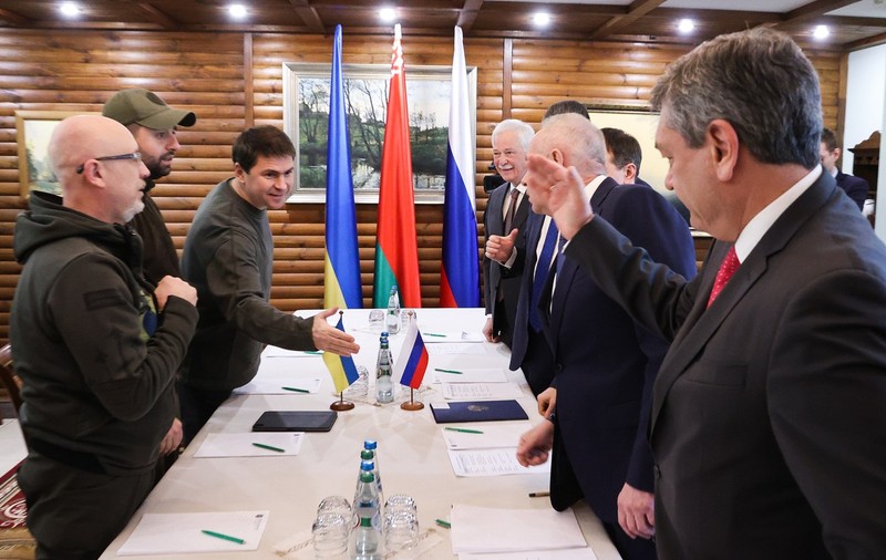 Negocierile pentru pace s-au transformat într-un război al declarațiilor. De ce se acuză Rusia și Ucraina