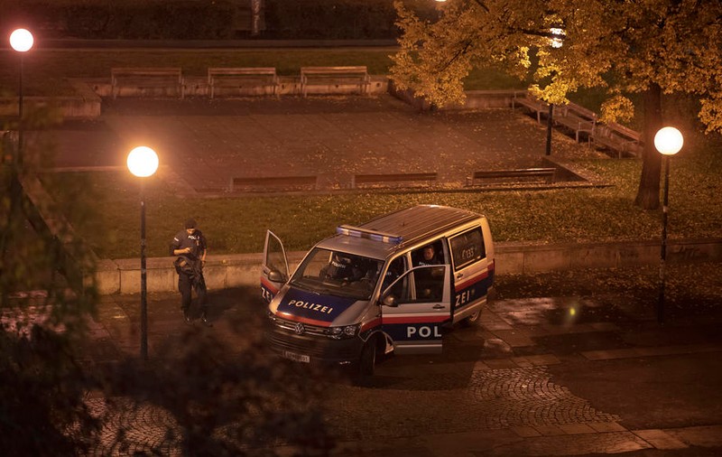O tânără asistentă româncă s-a năpustit cu un cuțit asupra pacientei pe care o îngrijea, în Austria. Femeia era legată de pat