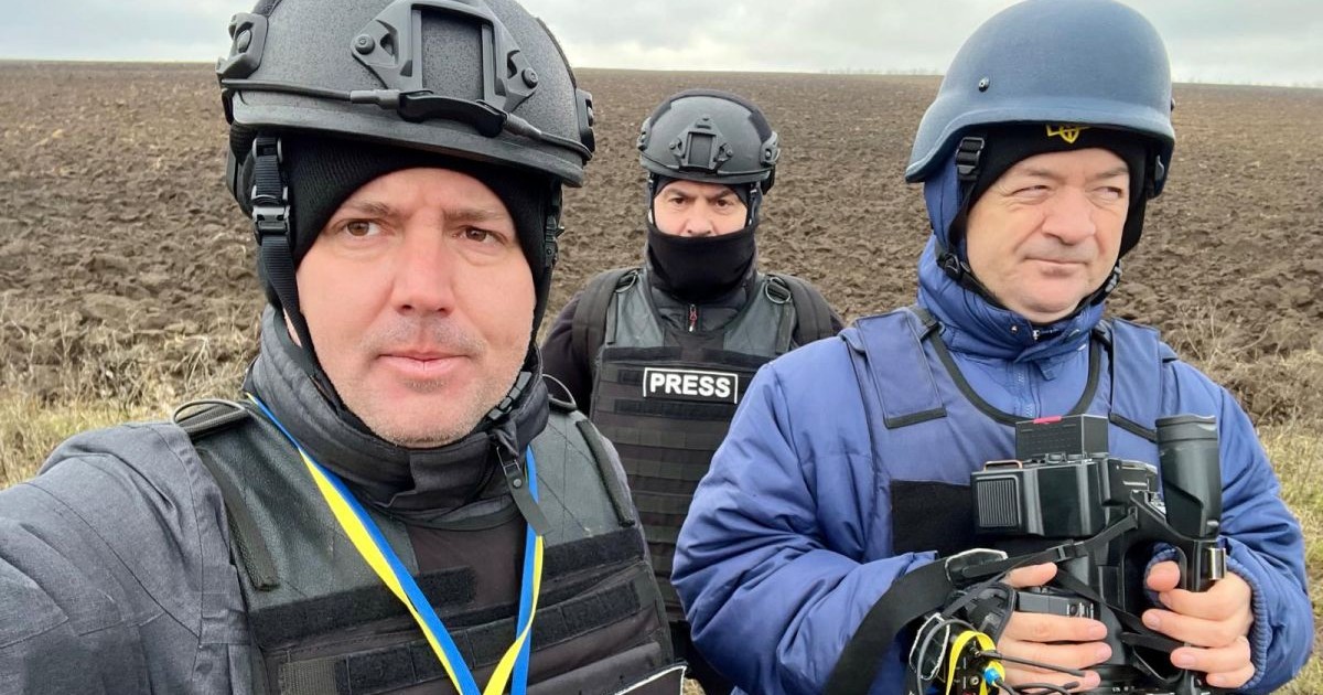 Alex Costache, reporter TVR, și Bogdan Militaru, cameraman, pe frontul din Ucraina