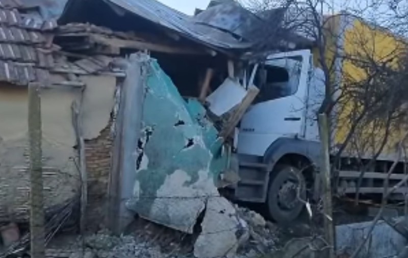 Un șofer de TIR beat a intrat cu camionul direct în casa unei bătrâne, în Buzău | VIDEO