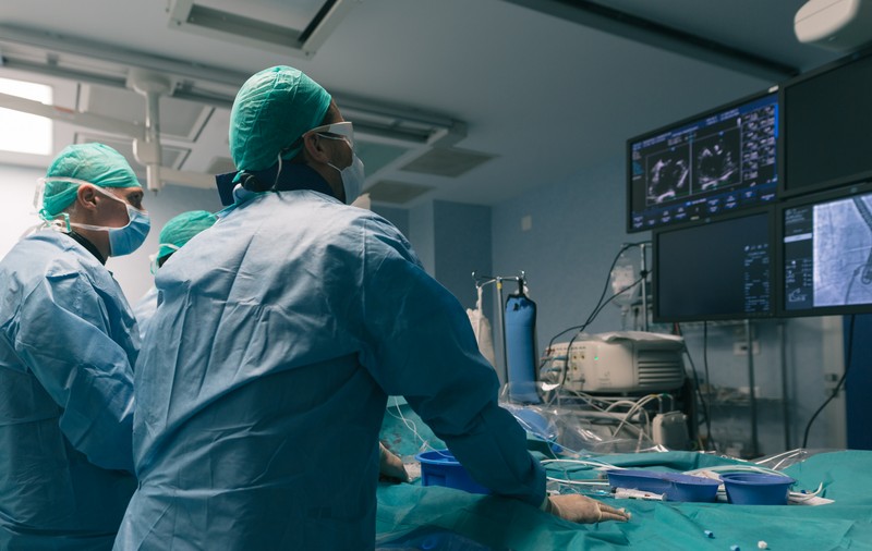 Un bărbat a fost împușcat la o fabrică din Arad. A ajuns în stare gravă la spital din cauza unui coleg care a făcut o glumă proastă