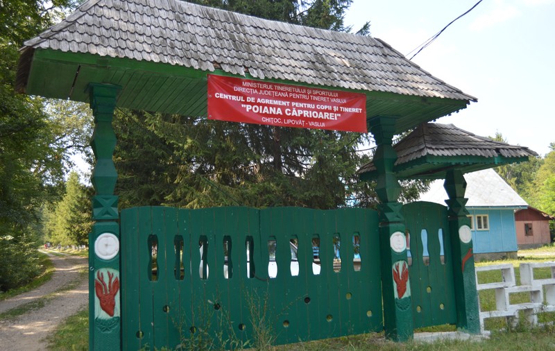 REPORTAJ/Singura tabără școlară din județul Vaslui lăsată în paragină dintr-un motiv halucinant. N-au găsit proprietarul terenului