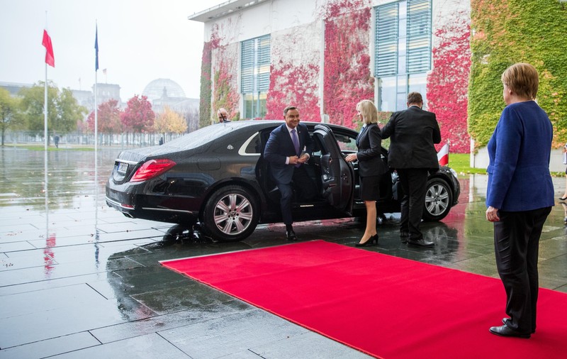 Sistem de urmărire descoperit în farul unei mașini a cancelariei președintelui polonez Andrzej Duda
