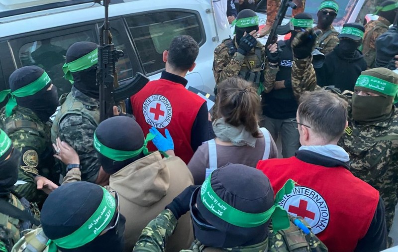 Schimb de prizonieri între Israel și Hamas: Patru soldați israelieni, eliberați după 477 de zile de captivitate