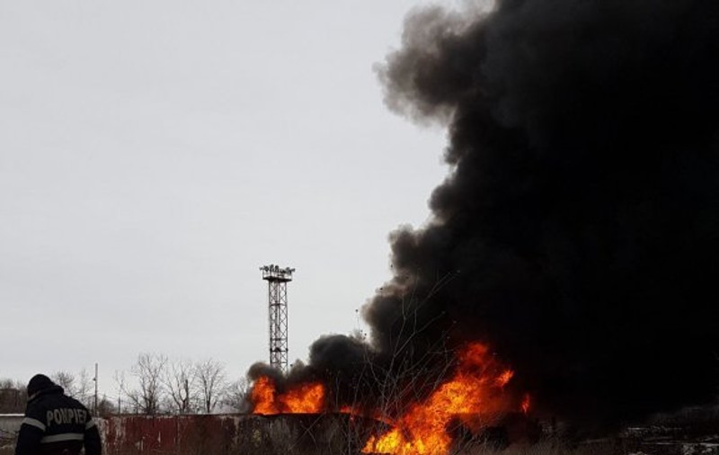 Incendiu puternic la fosta rafinărie Astra din Ploiești. Fumul dens, vizibil din tot orașul / VIDEO