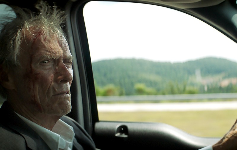 Cronică de film: „Curierul traficanților”, drama unui familist care transportă cocaină. La 88 de ani, Clint Eastwood e regizor, producător și actor principal