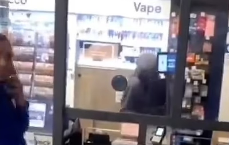 Un hoț botezat „Robin Hood”, după ce a jefuit un supermarket și a aruncat bani clienților, este căutat de poliția londoneză | VIDEO