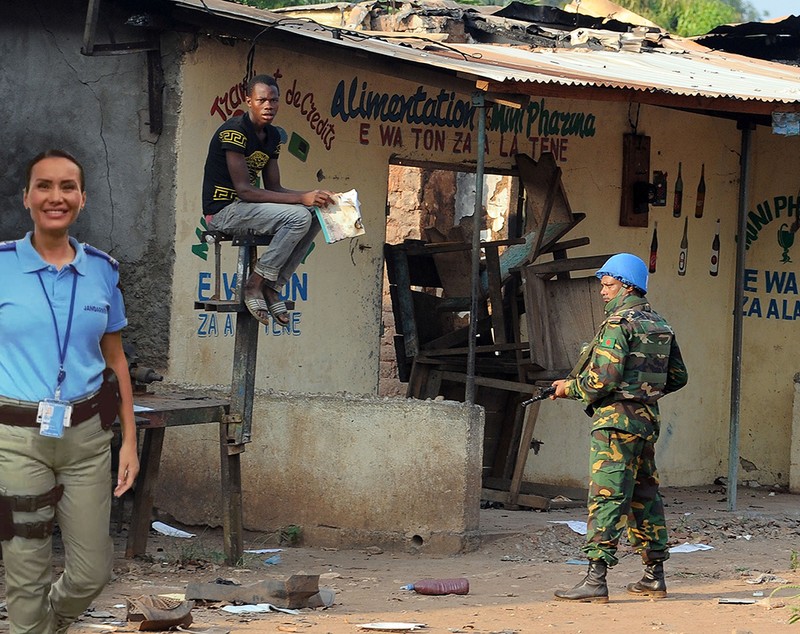 O femeie-jandarm din România, în iadul din mijlocul Africii. Acolo, localnicii își măcelăresc dușmanii cu macetele, îi omoară cu pietre sau îi ard de vii!