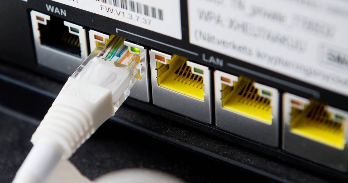 Porturile de intrare de pe spatele unui router.
