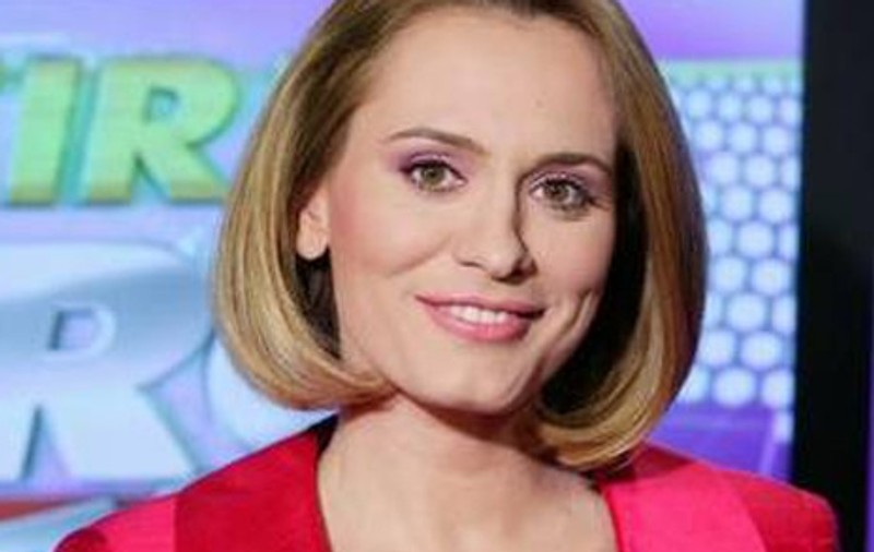 S-A ÎNTRECUT PE SINE, dar şi MAŞINA. Uite imaginea de FASHION EXTREM cu Andreea Esca