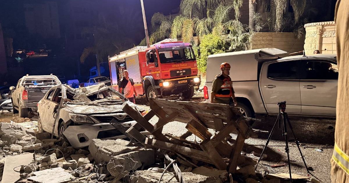 Echipele de apărare civilă israeliene desfășoară operațiuni după ce rachetele iraniene au lovit o clădire cu două etaje, ucigând 4 persoane și rănind multe persoane în Tamra, Israel, pe 15 iunie 2025. Mai multe clădiri și străzi din apropierea orașului Haifa, Tamra și Krayot au suferit pagube mari ca urmare a căderii rachetelor.