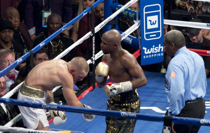Mayweather l-a făcut praf pe McGregor: "A fost penibil şi ca prestaţie, şi ca atitudine!". Irlandezul, cu sticla de whisky!