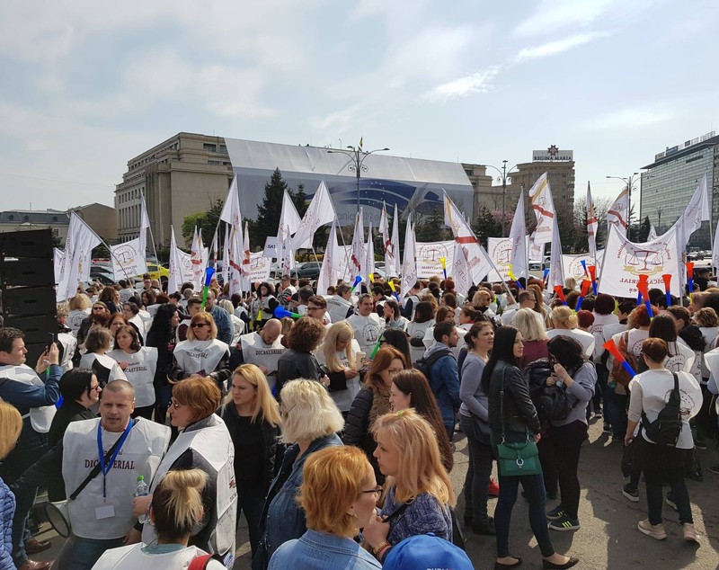 UPDATE. Delegaţie a grefierilor, la discuţii la Guvern. Colegii lor protestează în Piața Victoriei (FOTO&VIDEO)