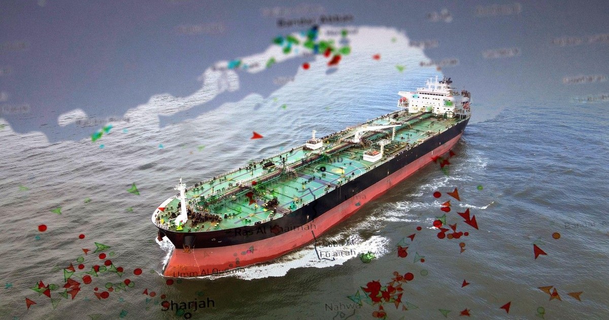Petrolier care navighează prin Strâmtoarea Hormuz cu suprapunere de trafic maritim. Foto: Profimedia.