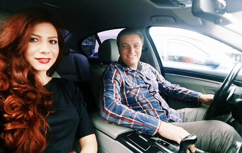 Este la un pas de căsătorie, însă a fost surprinsă în brațele altui bărbat. Ce artistă din România și-a făcut de cap la o terasă din Capitală