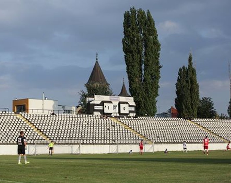 Sportul Studențesc, gașca nebună a fotbalului românesc, împlinește astăzi 100 de ani de la înființare. Momentul festiv este, de fapt, unul comemorativ! Gruparea bucureșteană își blesteamă zilele în anonimatul ligii a IV-a! Cel care a pus-o pe butuci este Vasile Șiman! Și Mircea Sandu este resemnat: ”E moartă, noi să fim sănătoși!” / GALERIE FOTO