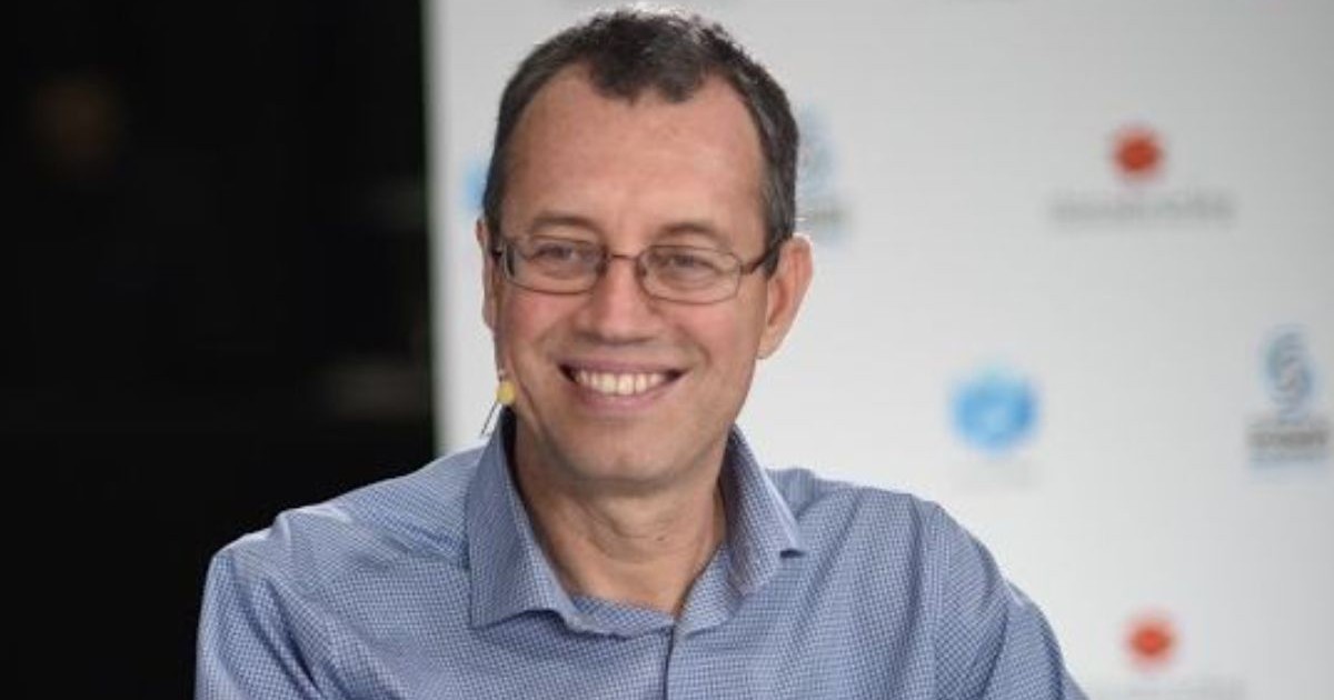 Ion Stoica, Miliardarul român care predă la Universitatea Berkeley, ]n c]mas[ de culoare gri ;i cu ochelari la ochi, surprins in timp ce zambeste