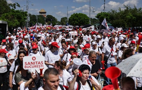 Proteste din cauza legii salarizării: sindicaliștii SANITAS, angajații de la Fabrica de Arme Cugir, ANAF și magistrații se revoltă