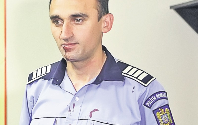 Poliţişti bătuți de petrecăreți
