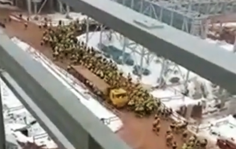 Protest amplu al muncitorilor de la o fabrică din Rusia. De ce au oprit munca | VIDEO