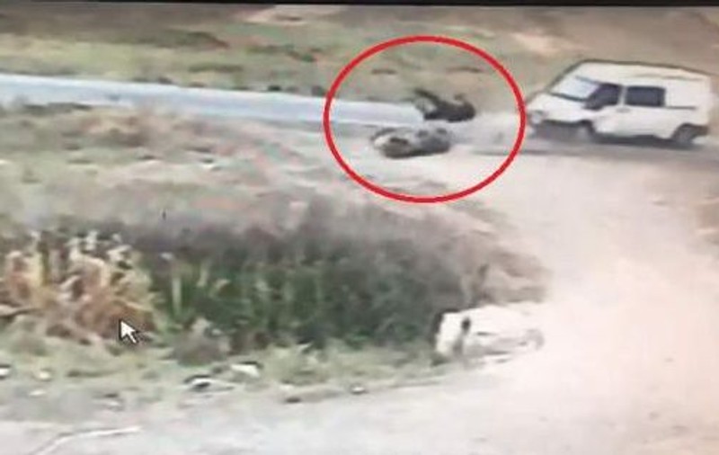 VIDEO | Momentul șocant în care un elev din Vaslui zboară de pe motocicletă după ce se izbeşte violent de o dubă