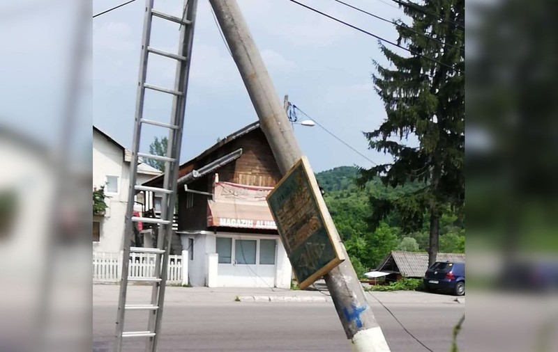 Imagini uluitoare în Pucioasa! Un stâlp care stă să cadă a fost sprijinit într-o scară / FOTO&VIDEO