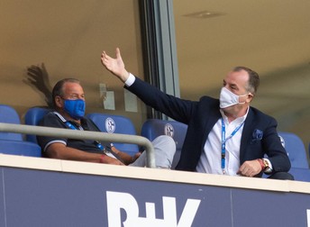 Clemens Tonnies (dreapta), la meciul Schalke - Bayern, de pe 30 mai. Foto: EPA