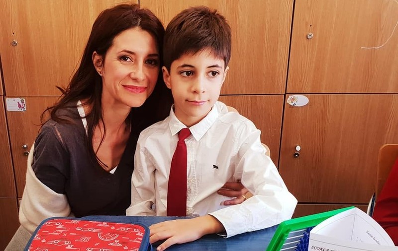 Ce fel de şcolar este fiul Iulianei Tudor.  «La început își uita acasă cărțile!»