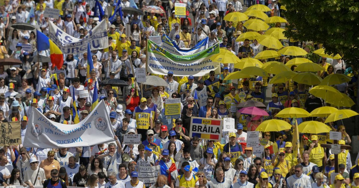 Persoane striga lozinci in timpul unui mars de protest intre Piata Victoriei si Palatul Cotroceni, organizat de sindicatele din Invatamant, prin care cer cresteri salariale, in Bucuresti, marti, 30 mai 2023
