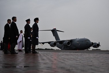 Aeronava C-17 care transportă sicriul reginei Elisabeta a II-a a aterizat pe aerodromul Royal Air Force Northolt, în vestul Londrei | Foto: Profimedia Images