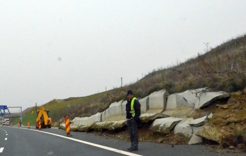 Autostrada A6 a luat-o la vale după ploaie! E a doua oară în ultimul an!