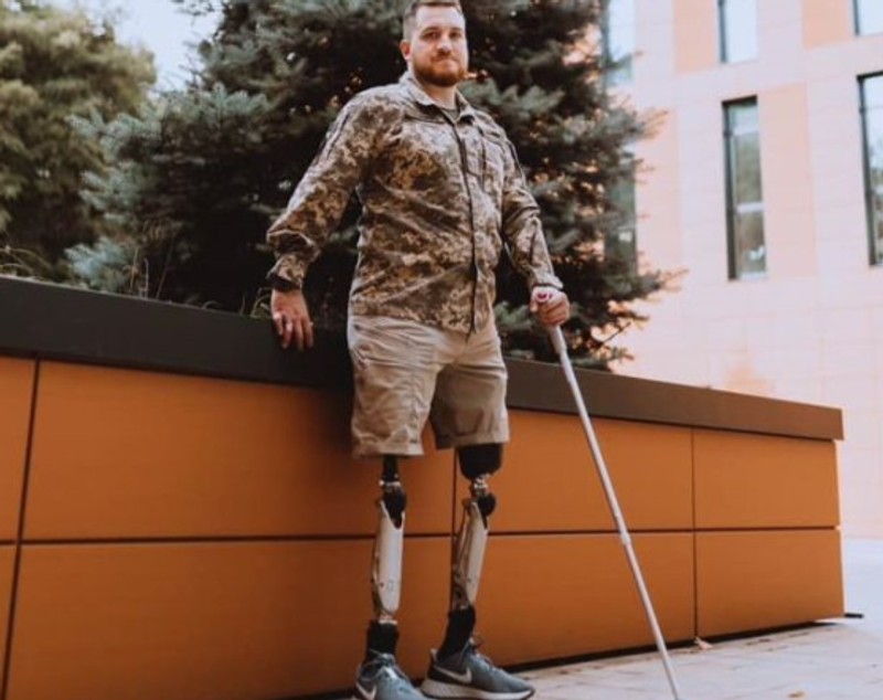 „Un haos”. Un veteran ucrainean care se afla la protezare în străinătate, după ce și-a pierdut picioarele în luptele din Donbas, a primit citație de înrolare