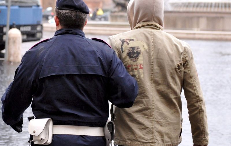 Italienii au vrut să linşeze un român care încerca să fure o maşină