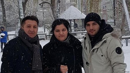 Vili Viorel Păun, dreapta, alături de părinții săi | Foto: dw.ro