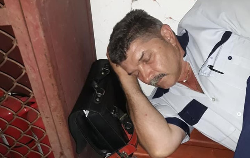 Angajatul CFR obligat să doarmă pe o bancă, în gară, acuză șefii că l-au penalizat. „Mi-au fost tăiate orele”