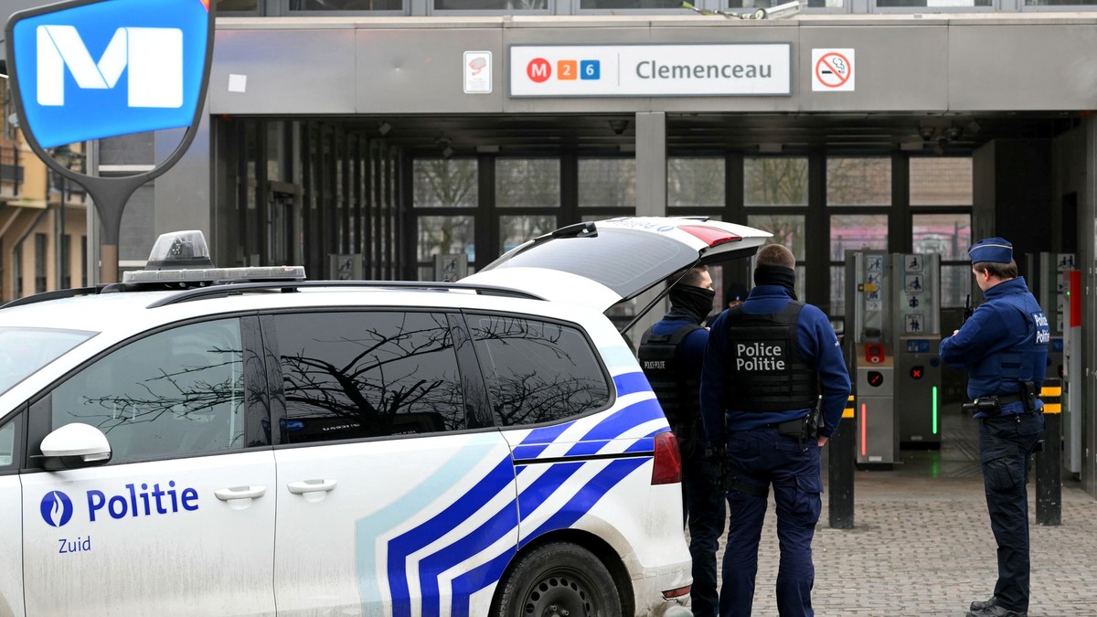 Imagine cu polițiștii aflați în fața stației de metrou Clemenceau, unde doi bărbați au deschis focul
