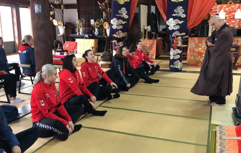 Handbalistele, la ora de meditație, în Japonia. Fetele au vizitat Templul Kodenji