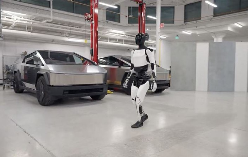 Un robot a atacat un inginer de la o fabrică Tesla din Texas