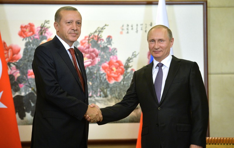 Întoarce Erdogan spatele NATO? Turcia cumpără armament de 2,5 miliarde de dolari din Rusia
